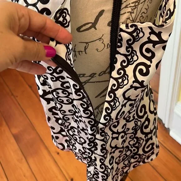 Gorgeous EUC SZ M WHBM 💯 Silk Ivory & Black Scroll Design Top - Picture 6 of 9